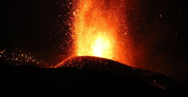 Tercera noche escupiendo magma: las imágenes del potente volcán de La Palma