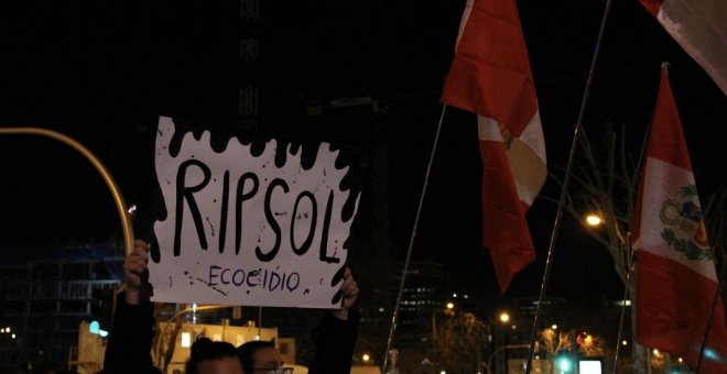 "La muerte no se limpia": cientos de personas protestan en Madrid contra Repsol por el vertido de crudo en el mar de Perú