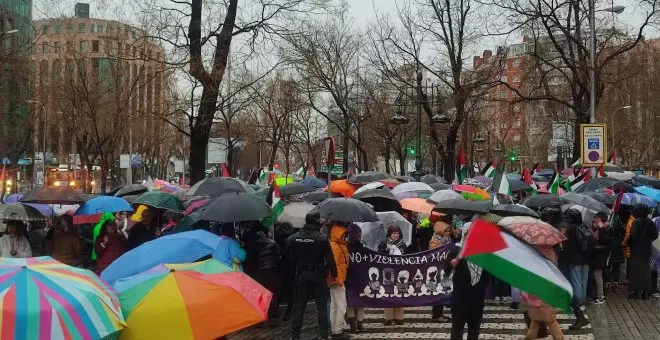 Cientos de feministas protestan contra la masacre en Gaza frente a la sede en Madrid de la Comisión Europea