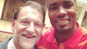 Rajoy se hace un 'selfie' con Ibaka mientras recibía a la selección española de baloncesto