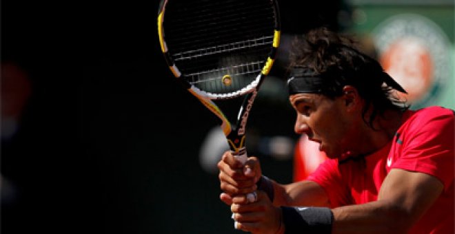 Nadal arrasa a Bolelli en su estreno en Roland Garros