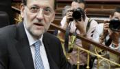 Rajoy sube el IVA, recorta la prestación por desempleo y quita la extra a los funcionarios