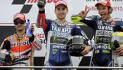 Lorenzo reduce distancias tras un error garrafal de Márquez