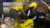 Los jugadores del NAC de Breda celebran su triunfo bañándose en un jacuzzi