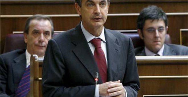 Zapatero recibe a sindicatos y patronal para explicarles los recortes