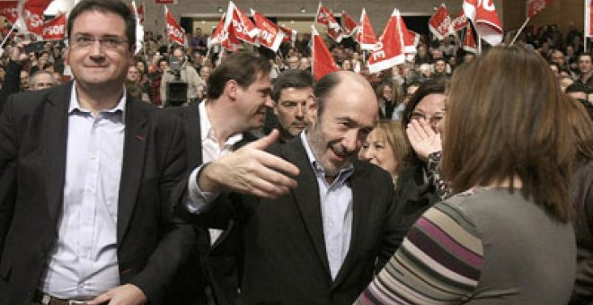 Rubalcaba pide a los suyos que "desenmascaren" al PP