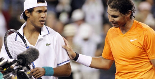 Nadal suda para ganar al indio Devvarman