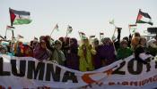 Cientos de ciudadanos se manifiestan frente al muro que divide a los saharauis