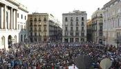 Un millar de personas protagoniza una sentada frente a la Generalitat