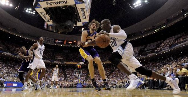 91-99. Fisher y Gasol ponen a los Lakers a un triunfo del título de campeones