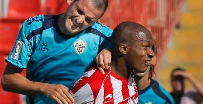 Los nuevos refuerzos conducen al Sporting a la victoria ante el Almería