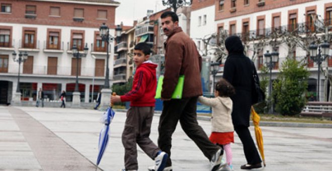 Torrejón también "acata" el padrón para los sin papeles