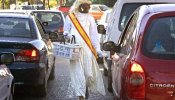 El hombre de las mil caras vende pañuelos en un semáforo de Sevilla