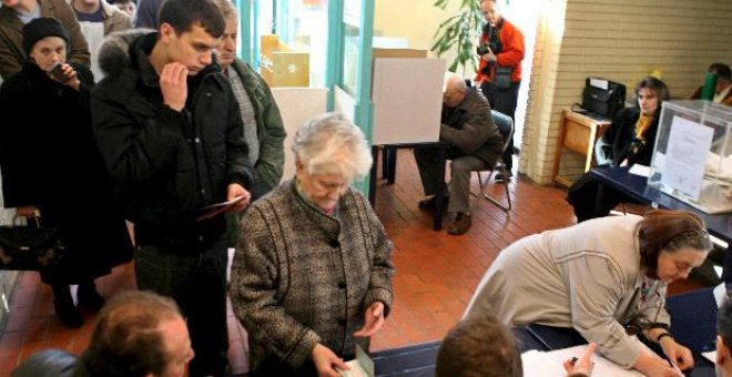 Cierran los colegios electorales tras una votación numerosa para elegir presidente