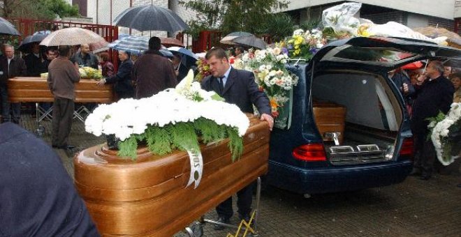 Los vecinos abarrotan la iglesia en el funeral de despedida de los fallecidos en Tarragona