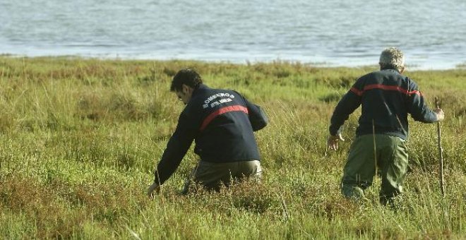 El cadáver de la mujer hallado dentro de una balsa tiene las manos atadas por delante