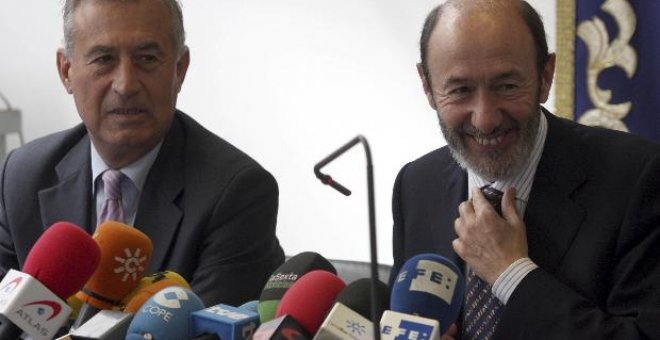 Rubalcaba advierte de que no se puede poner bombas por la mañana y hacer política por la tarde