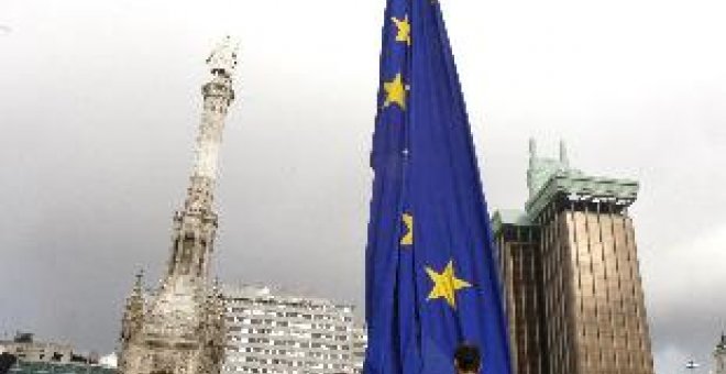 La bandera europea ondea en Colón en conmemoración del Día de Europa