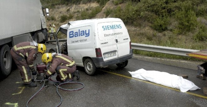 Retirado el camión con explosivos que se había quedado colgado de un puente en Lleida