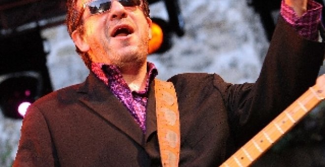 Elvis Costello recupera el espíritu de la Nueva Ola en "Momofuku"