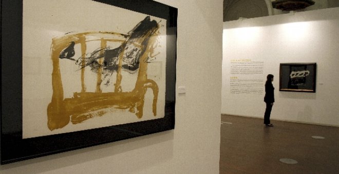 La esencia de obra gráfica de Tàpies se reúne en una exposición en Valladolid