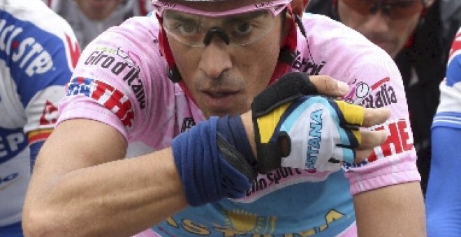 Contador aguanta la camiseta de líder ante las embestidas de Di Luca y Ricco