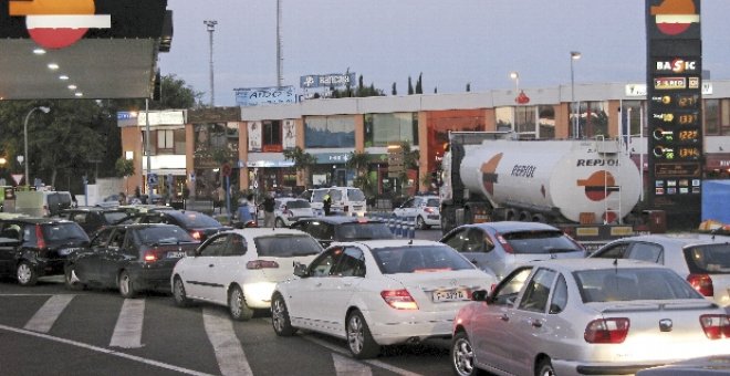 Dos caravanas de camiones causan fuertes retenciones en la SE-30 de Sevilla