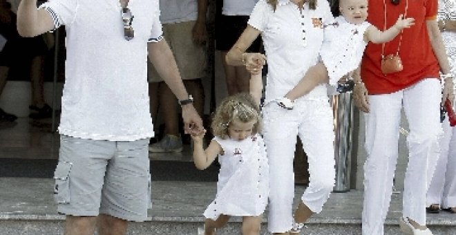 El Príncipe enseña a sus hijas el velero con el que compite en Copa del Rey