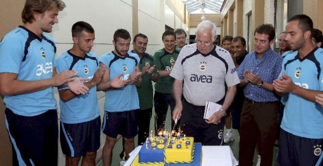 Luis Aragonés celebró su 70 cumpleaños con los jugadores del Fenerbahce