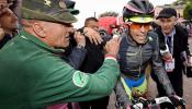 Una montonera deja a Contador sin maglia rosa