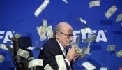 Un humorista británico lanza un fajo de billetes a Blatter durante una rueda de prensa