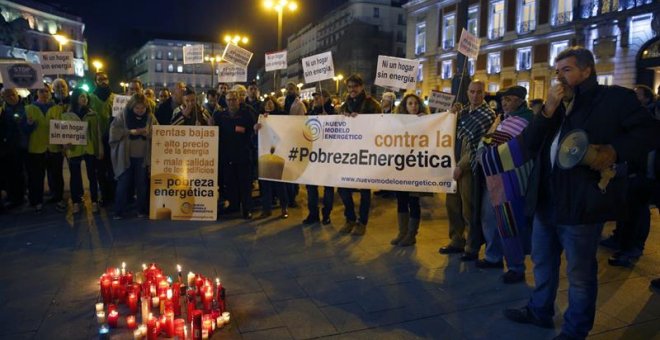 Mantas y velas para protestar contra la pobreza energética