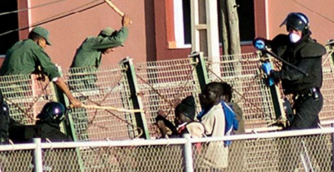 Al menos 26 migrantes detenidos y nueve agentes heridos en un motín en el CETI de Melilla