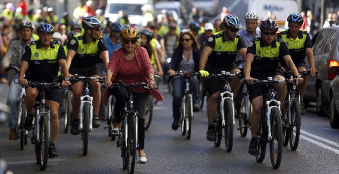 Carmena se disculpa tras coger el vehículo privado en el Día sin Coches: "He metido la pata. Volveré en autobús"