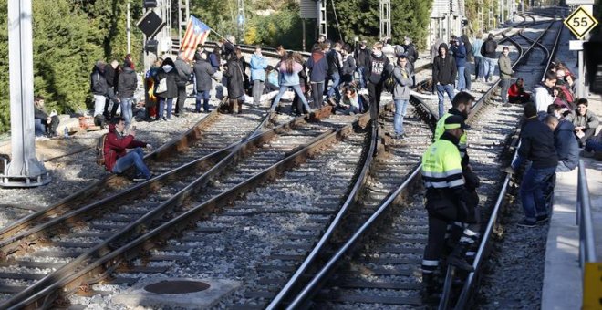 Deu manifestants i un periodista investigats per un tall a les vies de FGC de Sant Cugat