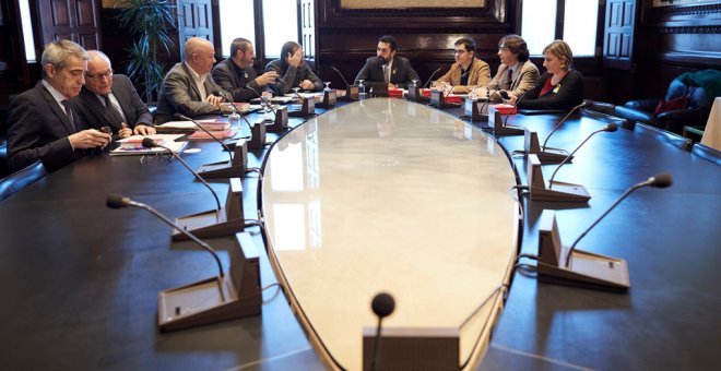 El Parlament ajorna tramitar la proposta de JxCat per investir Puigdemont a distància