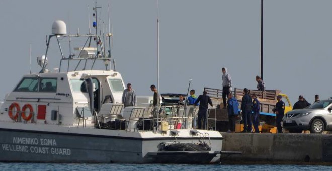 Al menos 16 muertos al naufragar barcaza con refugiados en Grecia