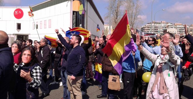 Centenars de persones es tornen a mobilitzar contra la presència del rei a Barcelona
