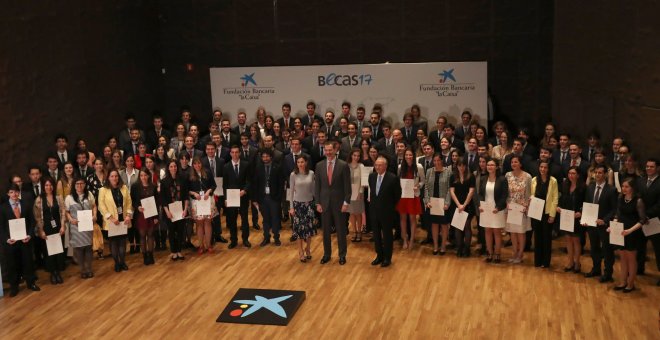 Los reyes entregan las becas La Caixa a 120 estudiantes para estudiar en el extranjero