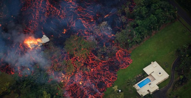 La lava del volcán hawaiano Kilauea se aproxima a una planta térmica que contiene sustancias inflamables y tóxicas