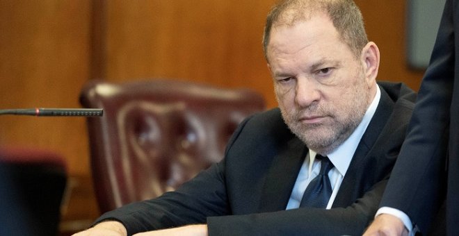 Desestiman uno de los cargos de agresión sexual contra Harvey Weinstein