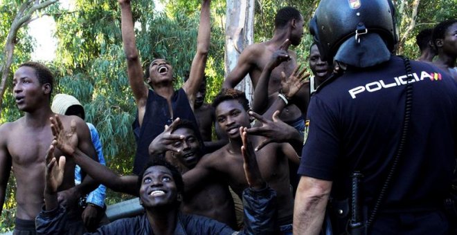 El salto de la valla de Ceuta por más de 700 migrantes, en imágenes