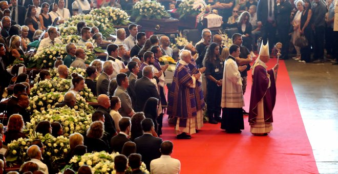 Las familias de la mitad de las víctimas del puente derruido planta el funeral de Estado