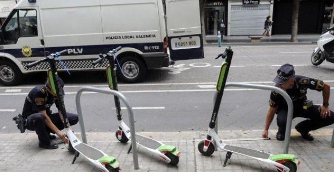 Madrid baja a 30 kilómetros por hora la velocidad y saca de la acera los patinetes