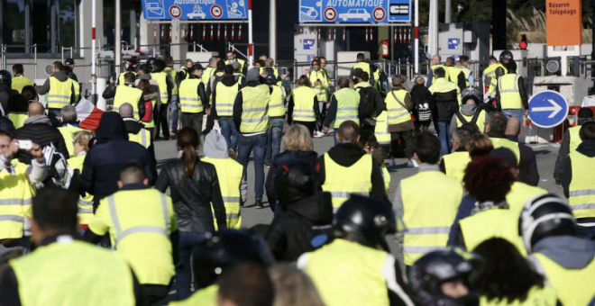 Los chalecos amarillos protestan contra la represión policial