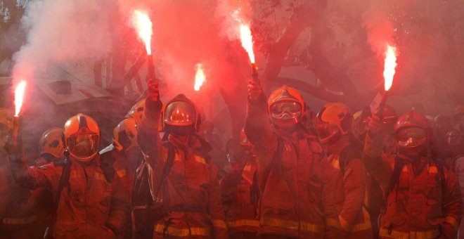 Estalla la tensión entre los bomberos y la Generalitat tras una década de precariedad y recortes