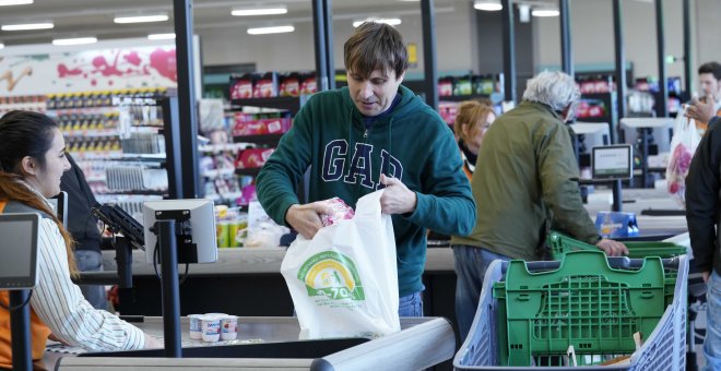 Mercadona retirará las bolsas de plástico de sus 1.600 supermercados antes de mayo