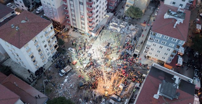 Fotogalería: Las impactantes imágenes del derrumbe de un edificio en Estambul