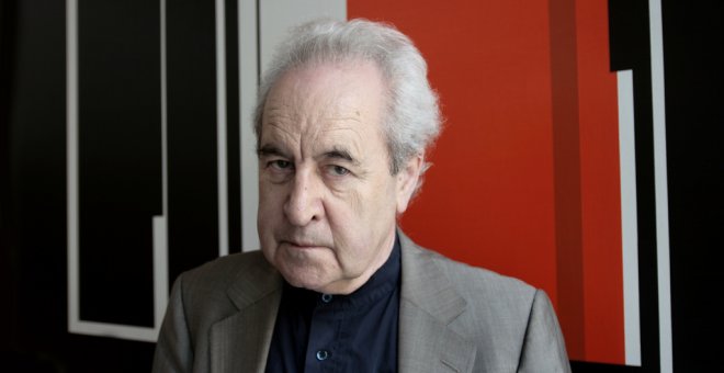 John Banville: “Per què hi ha un consum tan alt de ficció negra? Perquè cada quinze minuts tindrem la nostra dosi de violència”