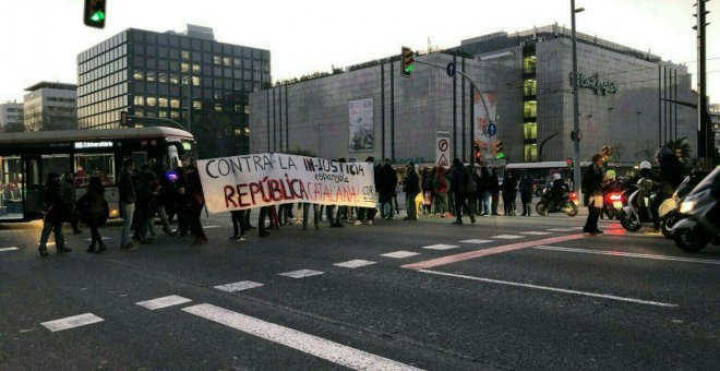 Talls de carreteres i projecció d'un vídeo amb càrregues de l'1-O a la façana del Suprem, protestes pel judici del procés